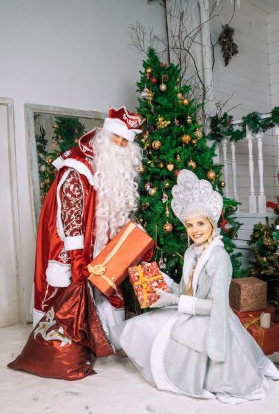 Наталья:  Дед Мороз с баяном и Снегурочка
