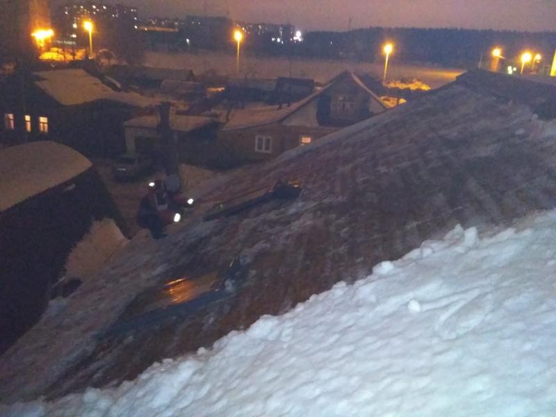 Дмитрий:  Уборка, чистка снега с крыш , удаление сосулек 