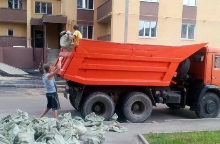 Вывоз мусора в Ростове:  Вывоз старой мебели, мешки, доски, кирпич, блоки!