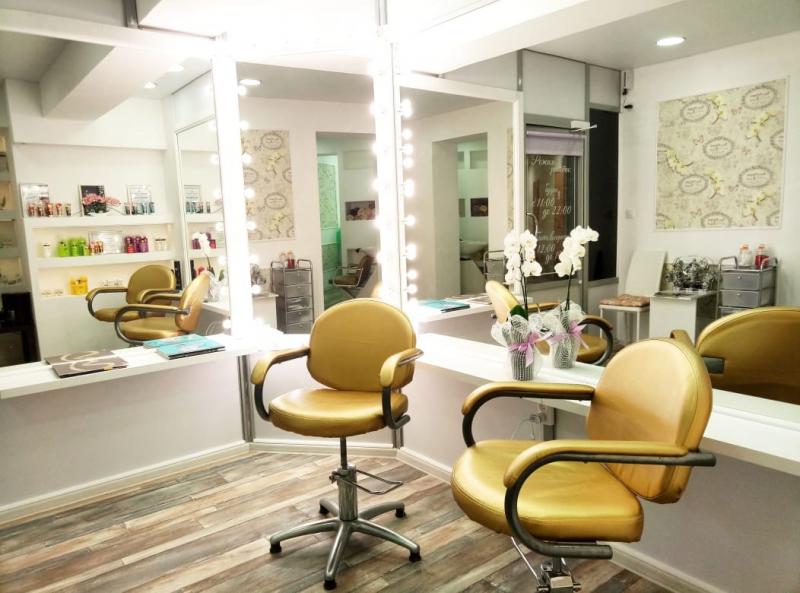 Салон Mani:  Аренда парикмахерского кресла и места мастера по маникюру