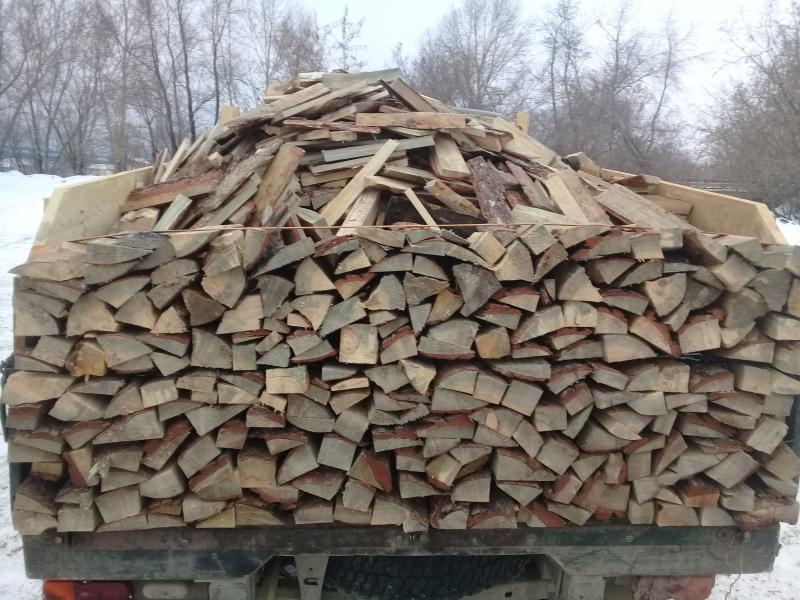 Купить дрова бу. Дрова сосна. Дрова Новоалтайск. Карандашные дрова для строительства бани. Сосновые дрова в помещении.