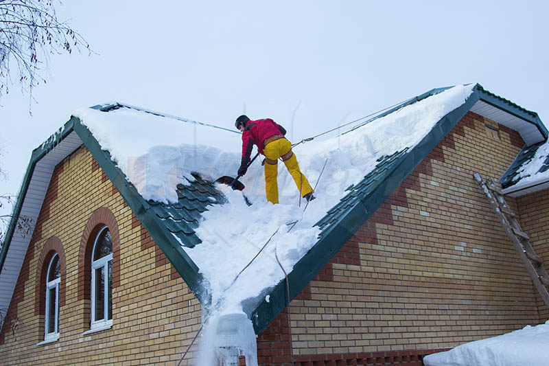 Сергей:  Уборка снега с крыши, очистка крыши от наледи и сосулек