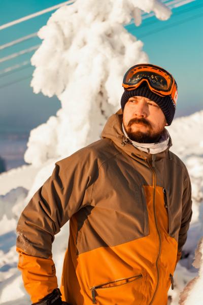 Андрей:  Инструктор по горным лыжам и сноуборду СК Чекерил