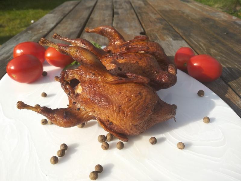 Перепелиная тушка копченая. Копченые тушки перепелов. Копченый перепел. Копченые тушки перепелов. Копченая перепелка.