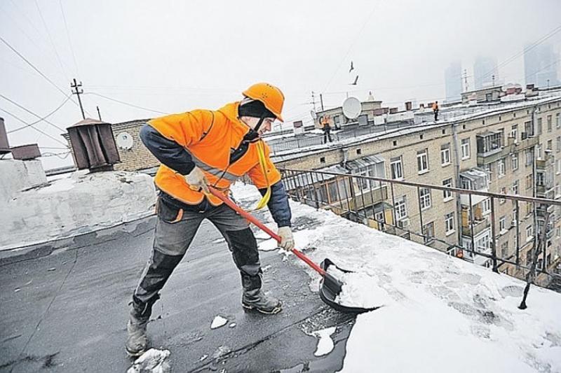 Семен:  Уборка снега вручную с крыш и территорий