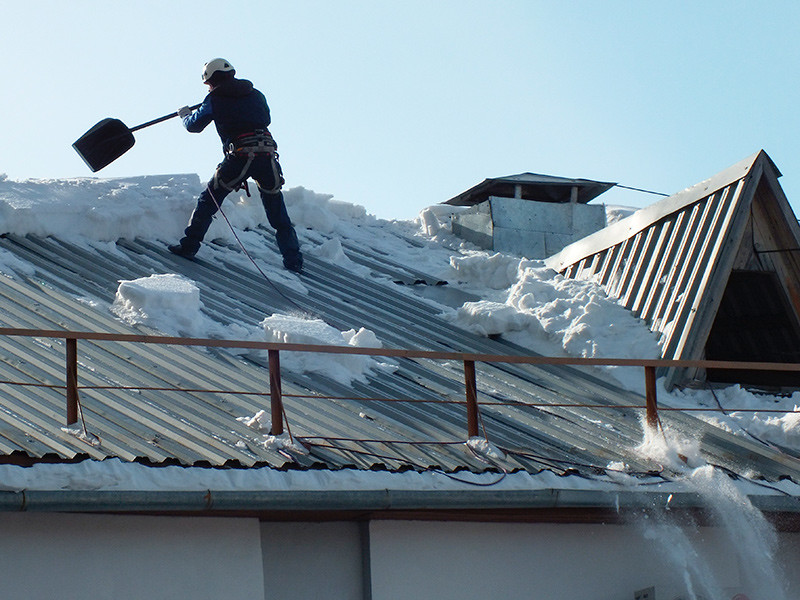 Николай:  Уборка снега с крыш и территории